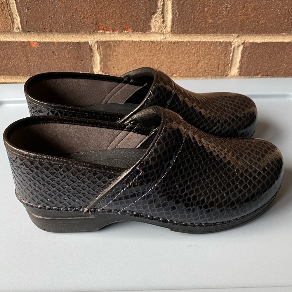 Dansko XP Black Anaconda Patent Leather
Snakeskin Slip Resistant Clog - Size 40